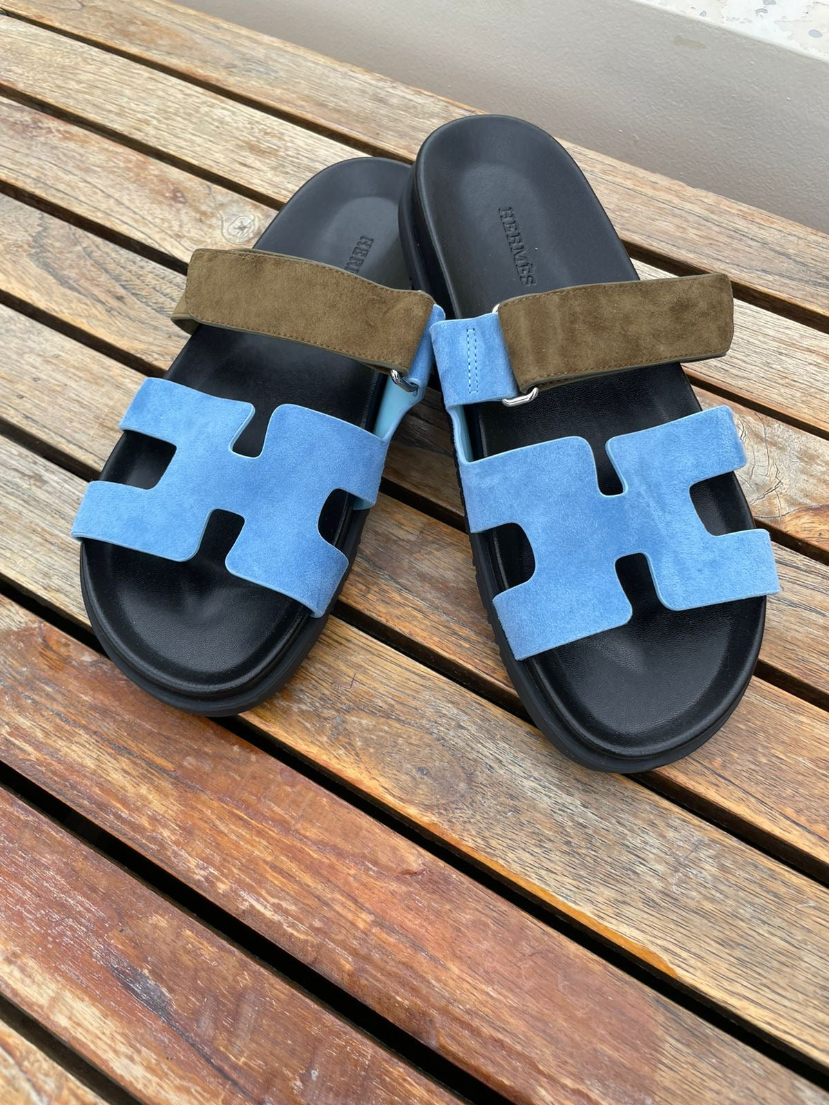 Sandalia azul con verde